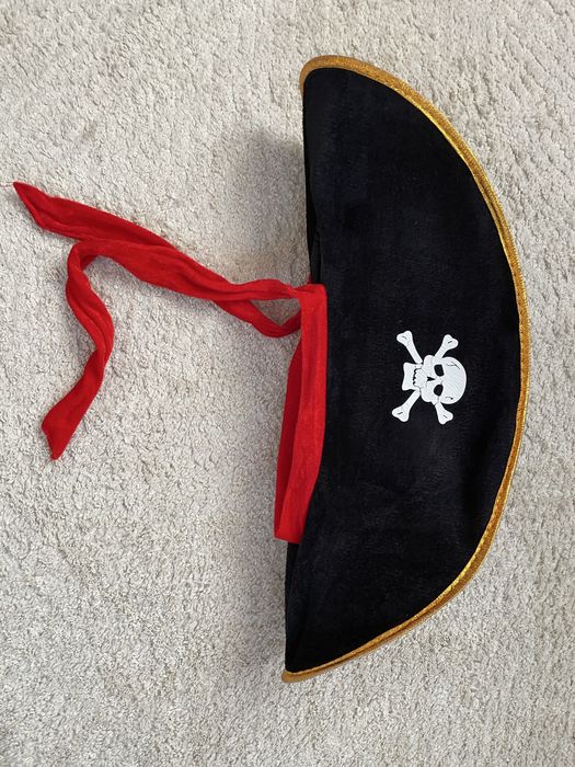 Капелюх пірата з червоною стрічкою