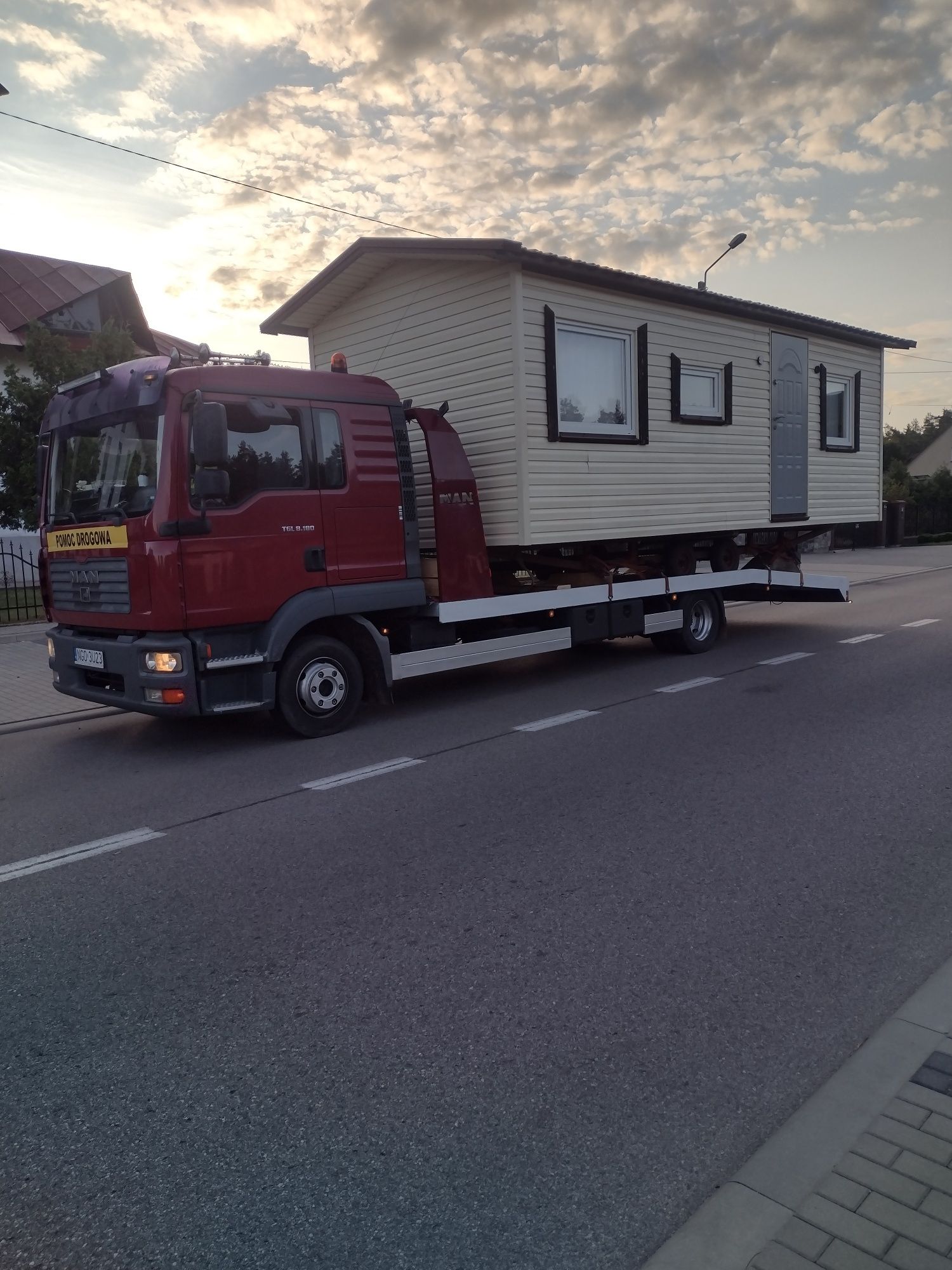 Uslugi transportowe maszyn aut  pomoc drogowa laweta wynajem