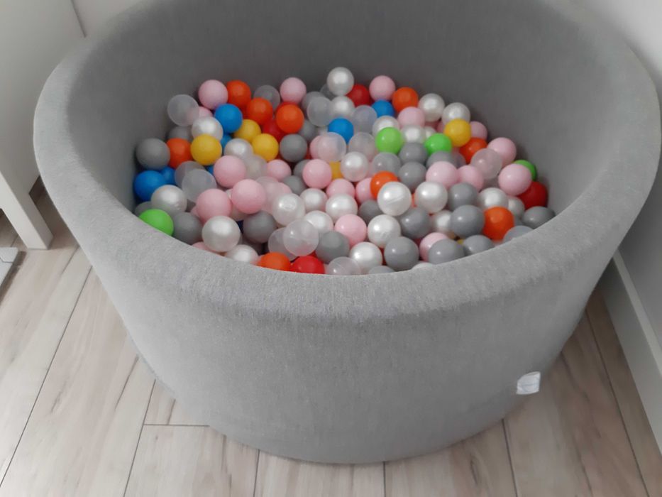 Basen suchy z piłeczkami