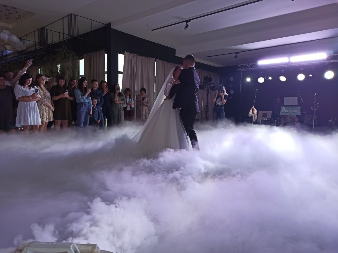 Світлове оформлення весілля, світло, важкий дим, конфеті