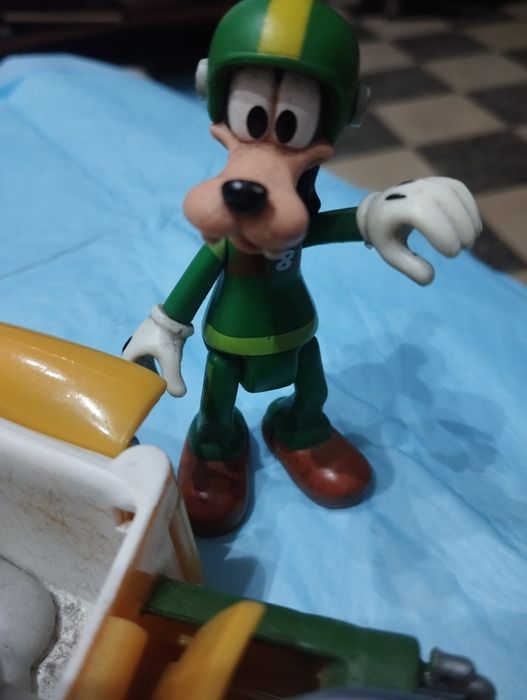 Carro transformável Disney e Pateta