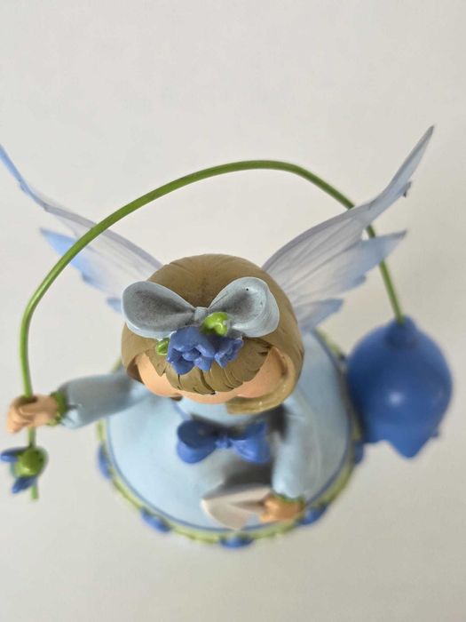 Figura Decorativa Fada Azul com Flores – Resina Pintada à Mão