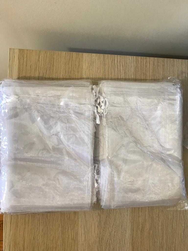 Vendo 100 sacos em organza ideal para presentes.