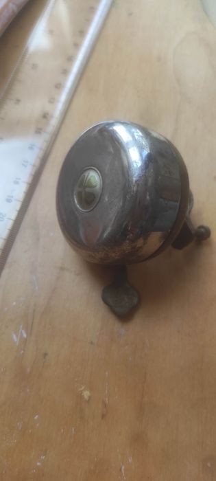 Stary dzwonek i stalowe błotniki rowerowe