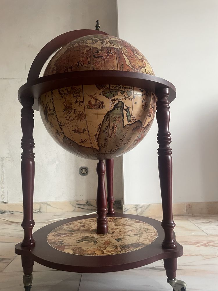 Mesa com bar em forma de globo