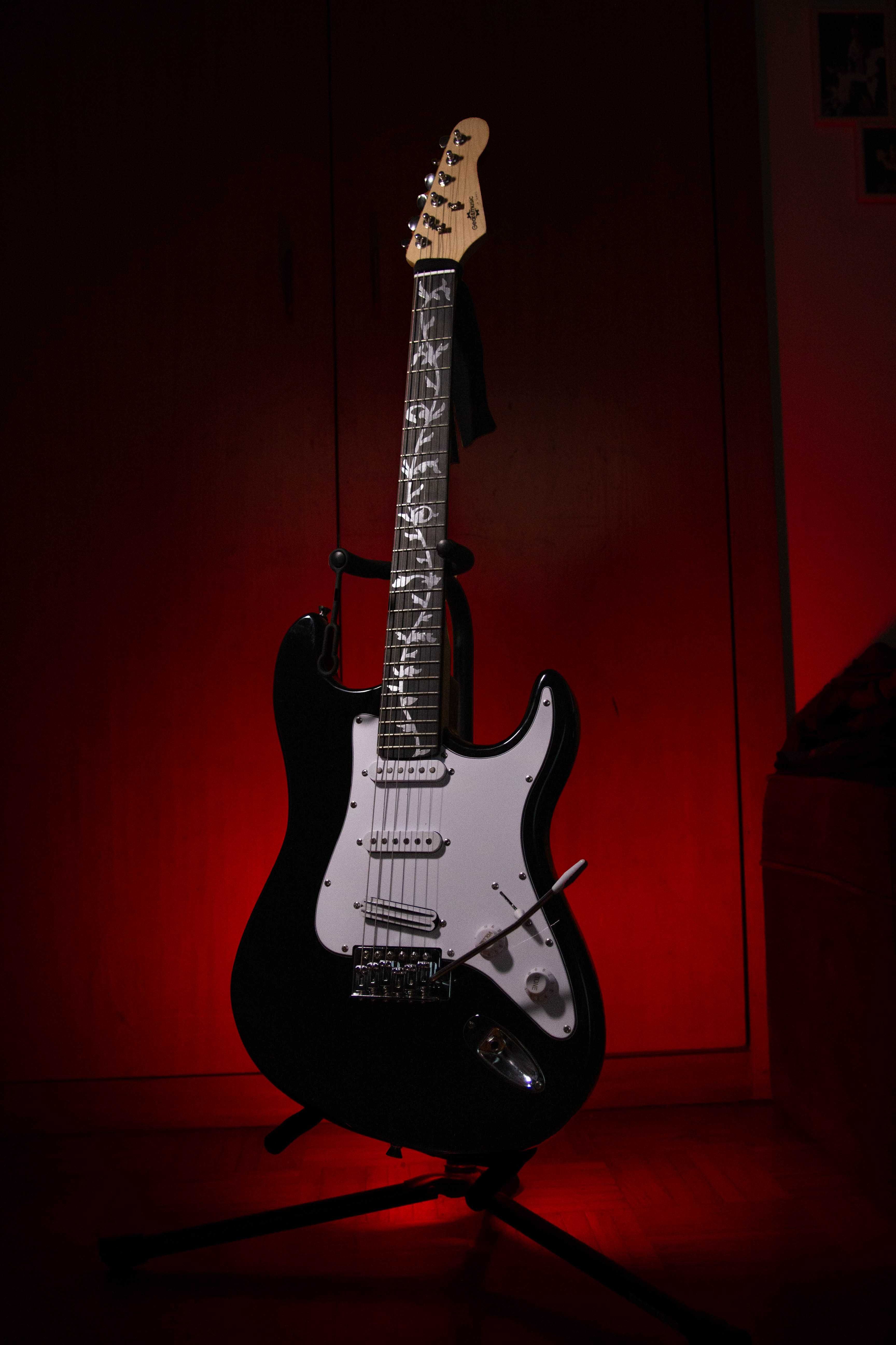 Guitarra elétrica Gear4music Modificada + saco e strap