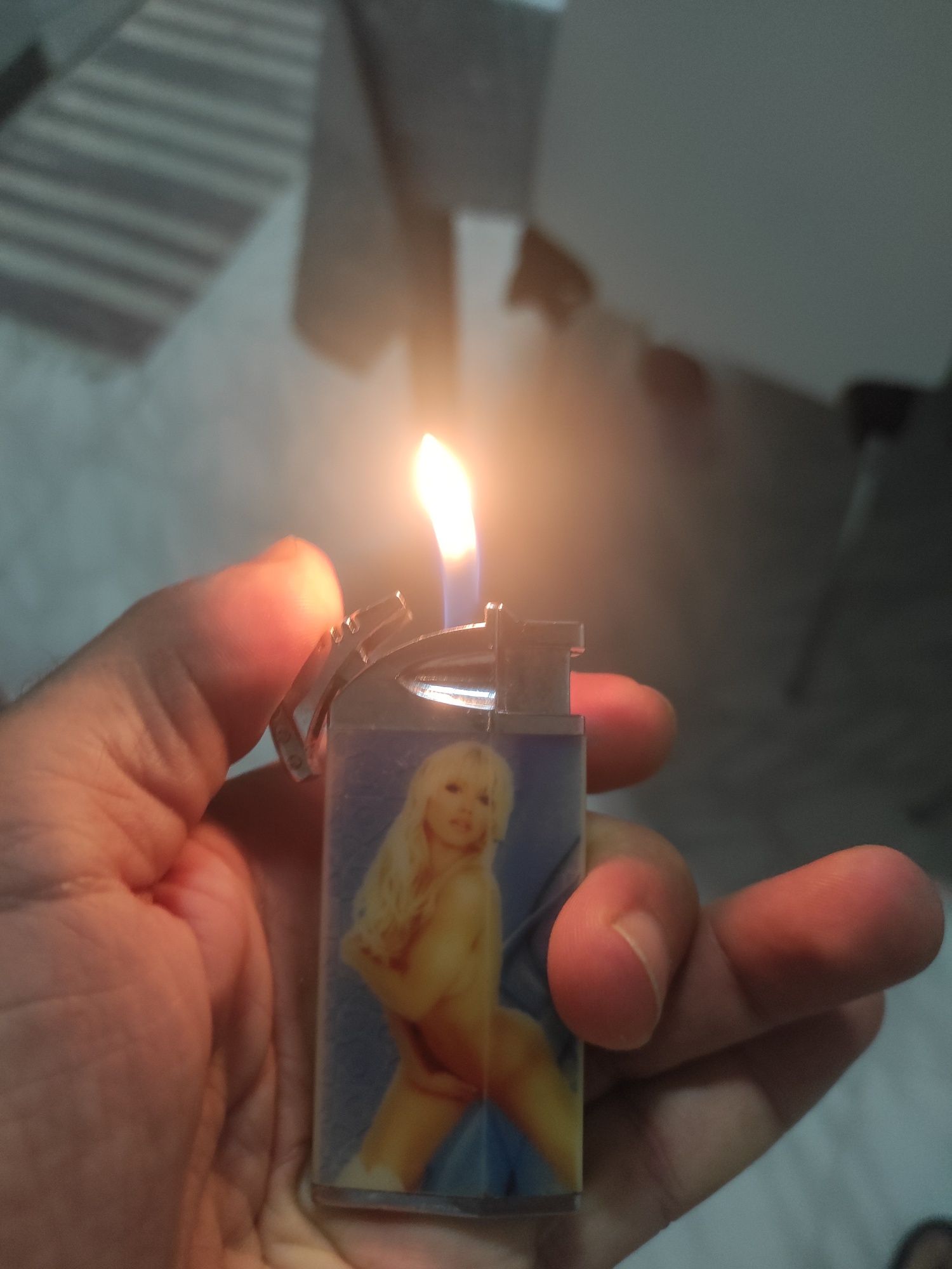 Isqueiro vintage a funcionar