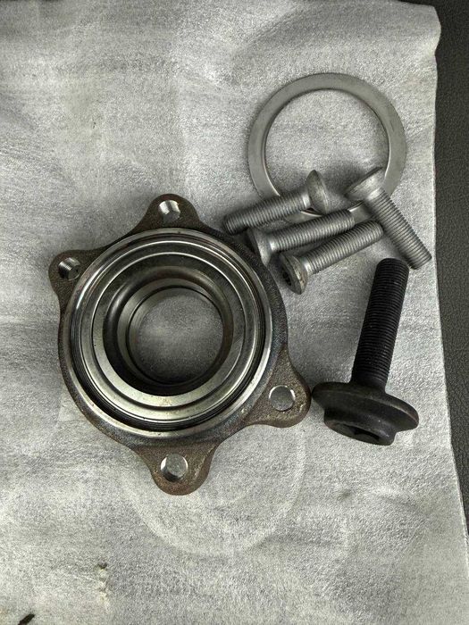 Ступиця передня з підшипником Audi A8 D3