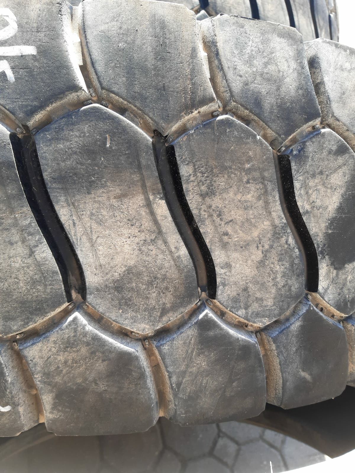 Konplet bez napraw 315/80R22.5 budowlane Roadx