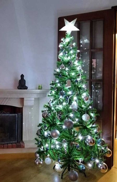 Árvore de Natal com os enfeites