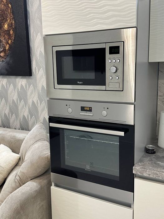 Продам новую кухню с техникой !