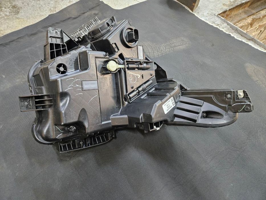 Фара права болт BOLT EUV 2023