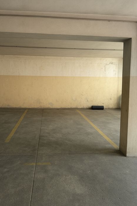 Lugar garagem | automóvel grande| prédio habitacional