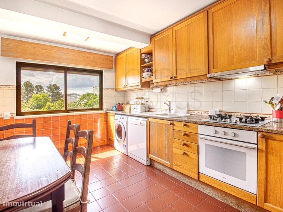 Espaçoso apartamento T4, terraço e parqueamento, em Alvalade, Lisboa