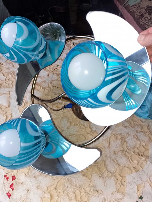 Люстра на три світильники синього кольору.