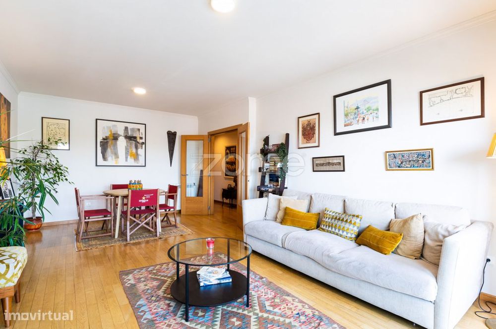 Apartamento T2 na Rua do Orfeão com vista desafogada