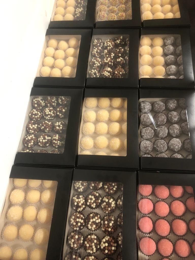 Salgados, brigadeiros e pães de queijo