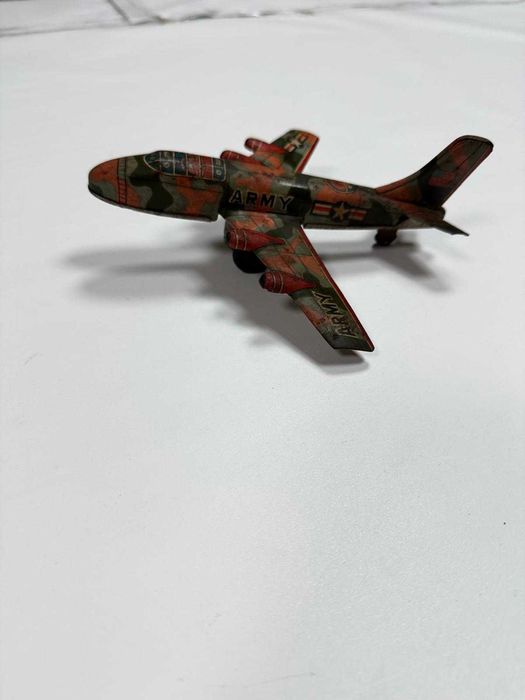 Avião Militar Vintage em Lata Litografada – Décadas de 1950/60