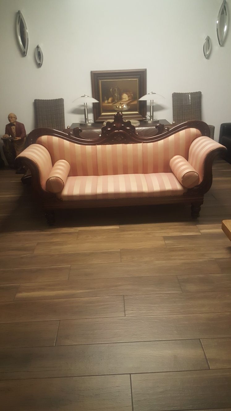 Piękna stara stylowa sofa