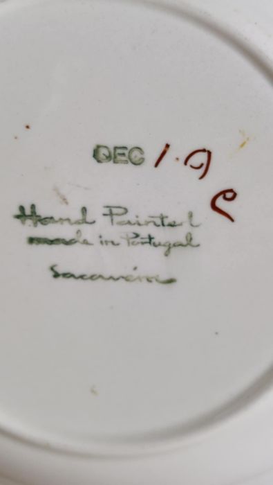 Prato às flores pintado à mão