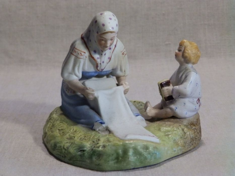 Статуэтка «КРЕСТЬЯНКА ОТБЕЛИВАЮЩАЯ ХОЛСТ» Вербилки 1920-е фарфор СССР