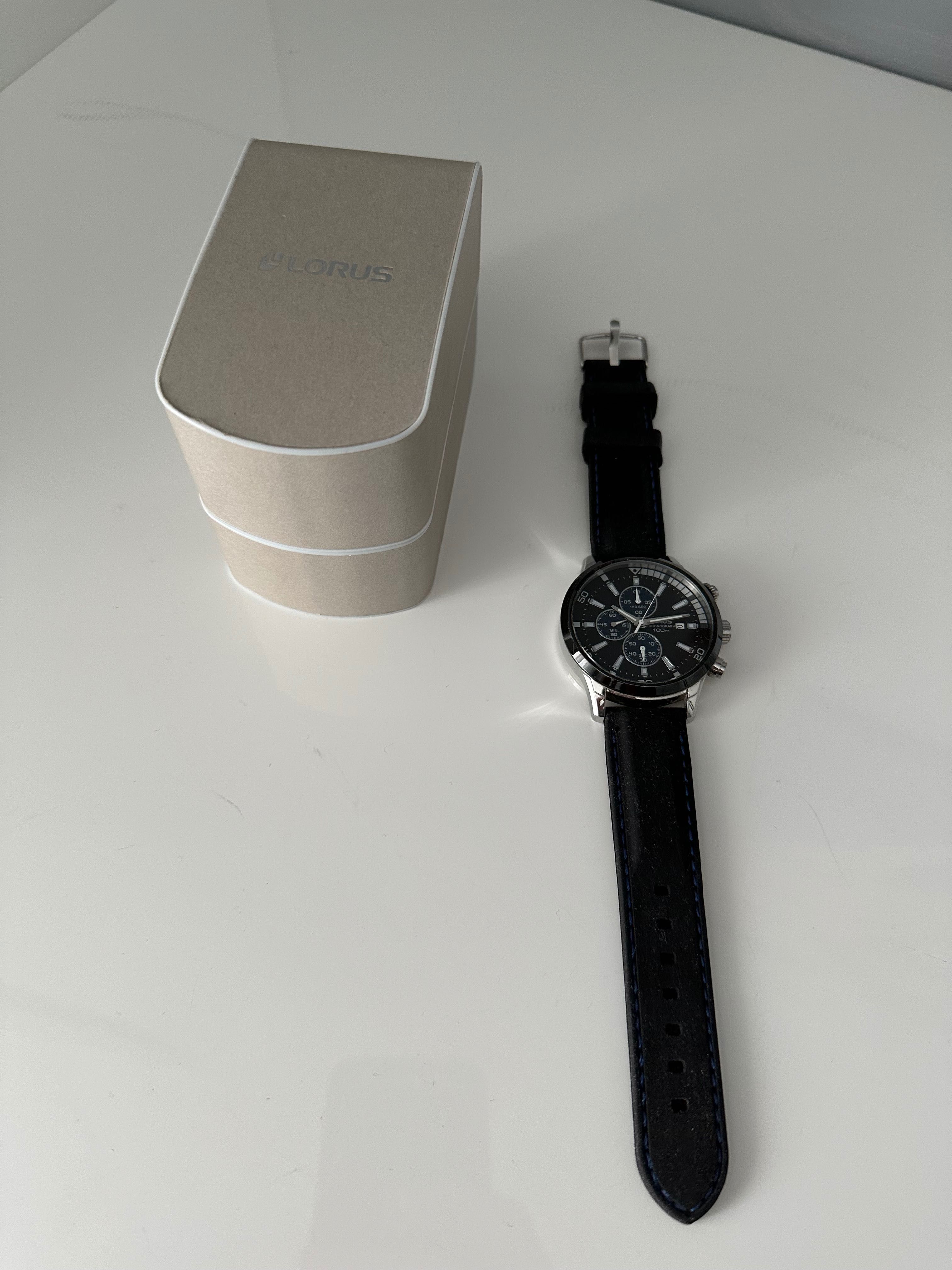 Zegarek firmy lorus - czarny z elementami chromowanymi