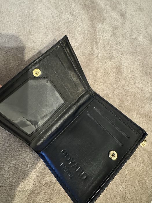 Carteira preta pequena.