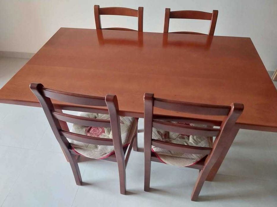 Mesa Maciça + 4 Cadeiras