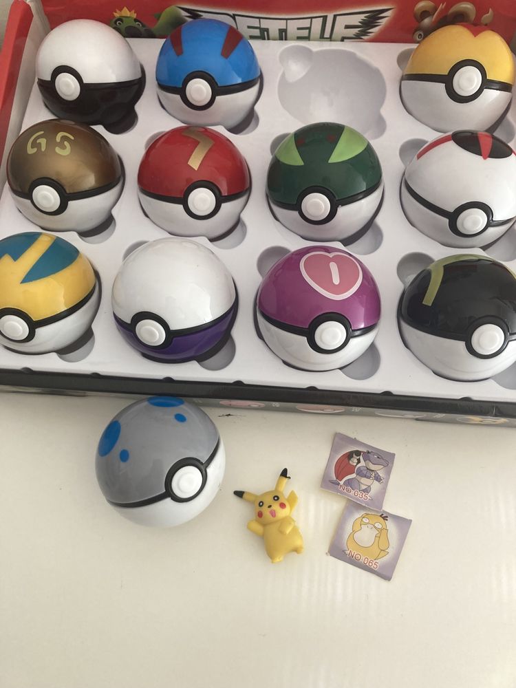 Caixa com 12 Pokebolas Pokemon