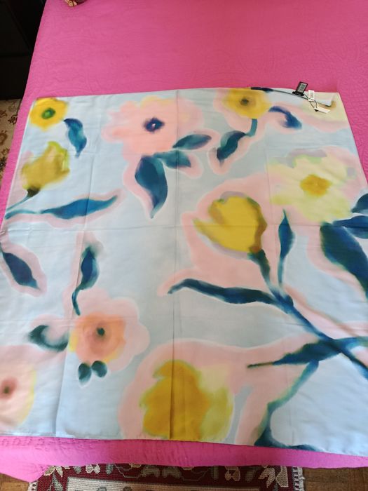 Lenço novo estampado.