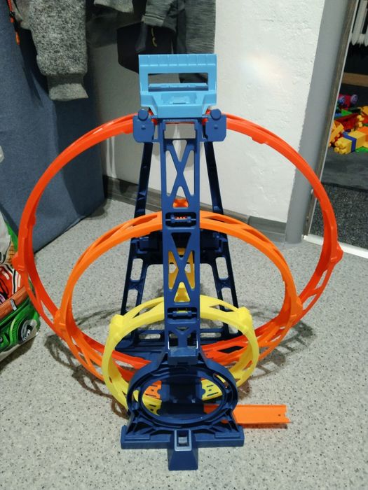 Hot wheels potrójna pętla pilne