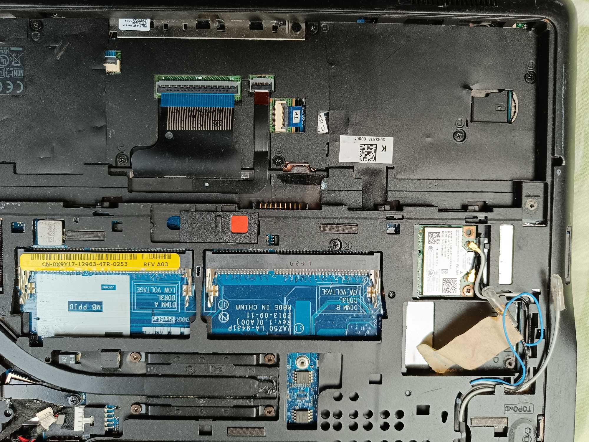 Obudowa komplet . Dell LATITUDE E7240. Zawiasy palmrest klaw.  plyta .