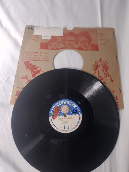 Продаються грамафонні пластінки, того времені