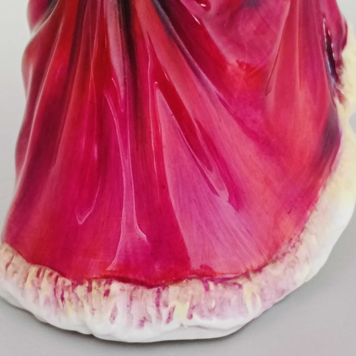 DAMA**figurka w czerwonym stroju porcelana COALPORT 1945+