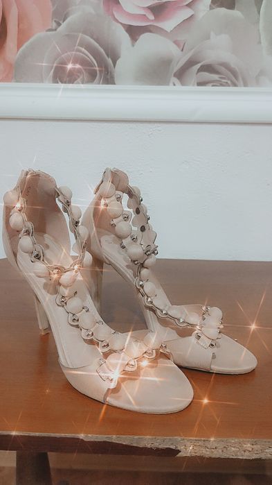 Босоножки на шпильке.