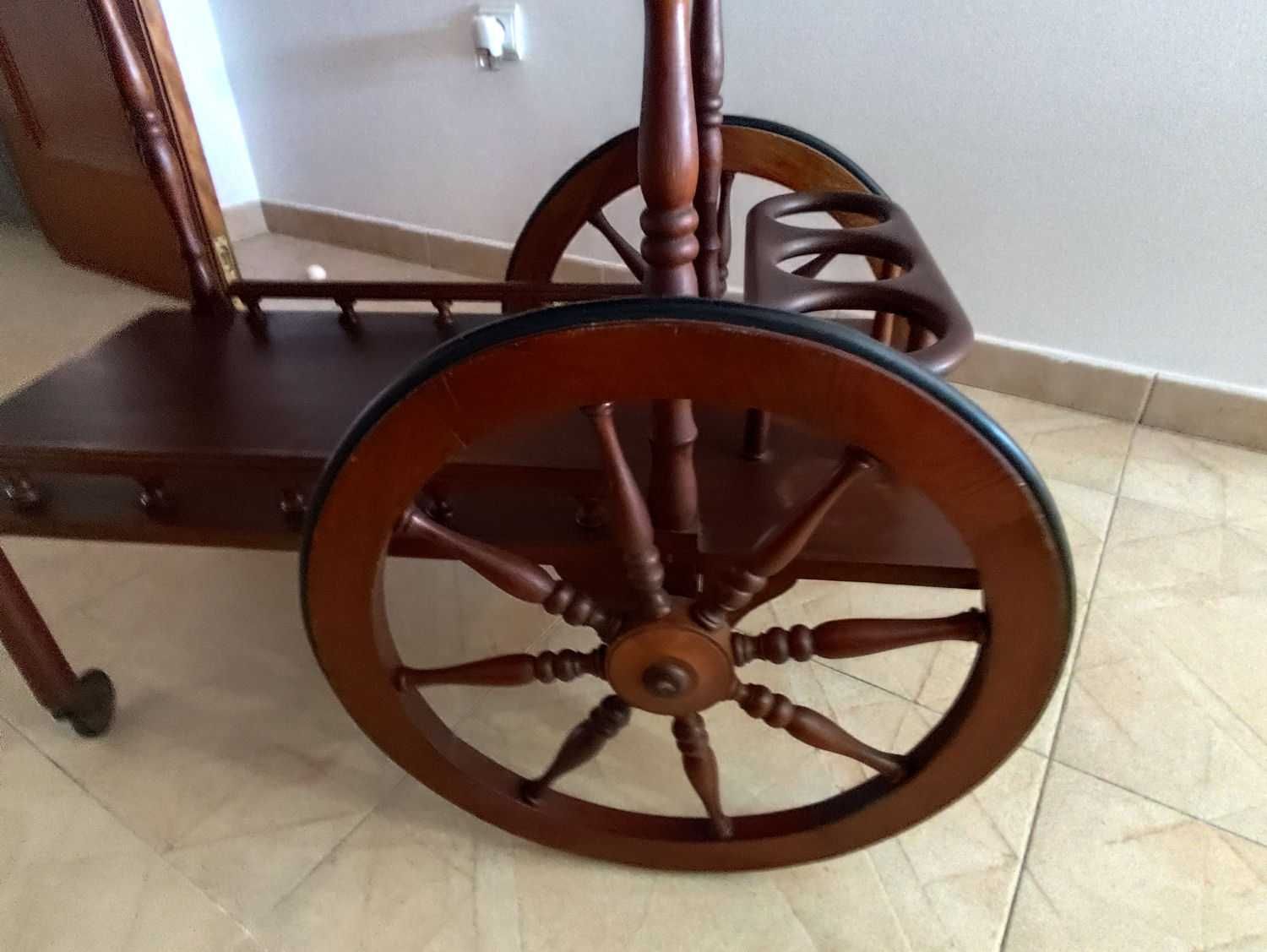 Mesa retro de apoio com rodas