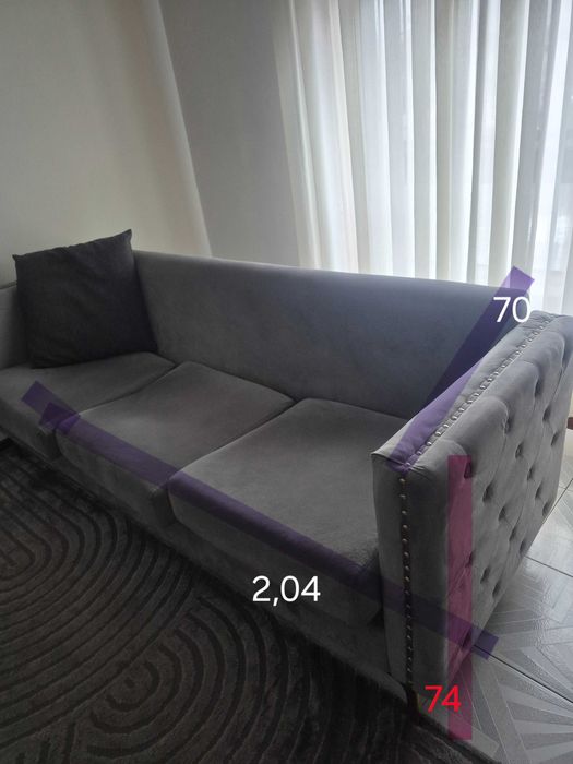 Sofá  3 lugares designer italiano, estilo de luxo em veludo cinza.