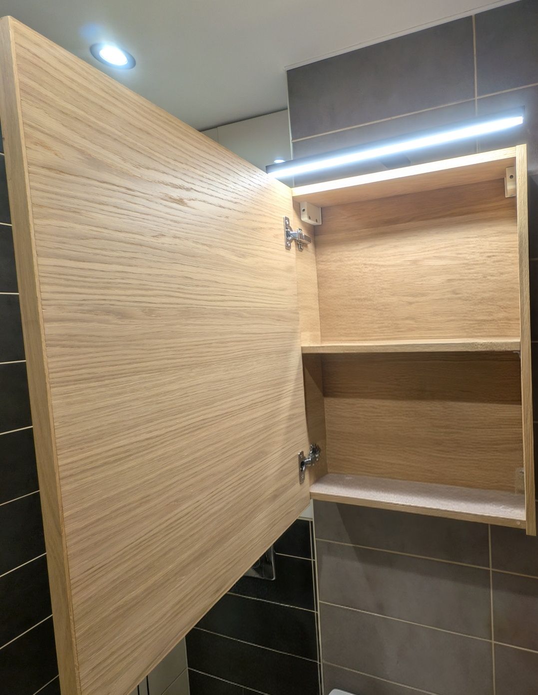 Szafka łazienkowa z lustrem i lampą LED GoodHome