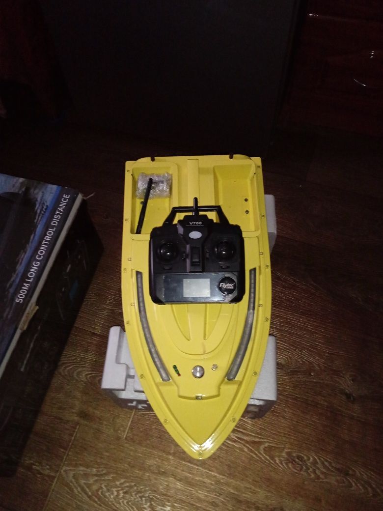 Продам карповий кораблик Flytec v700