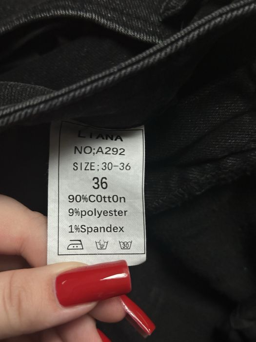 чорні джинси.