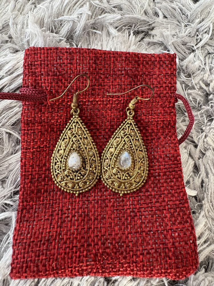 Brincos dourados com pedra