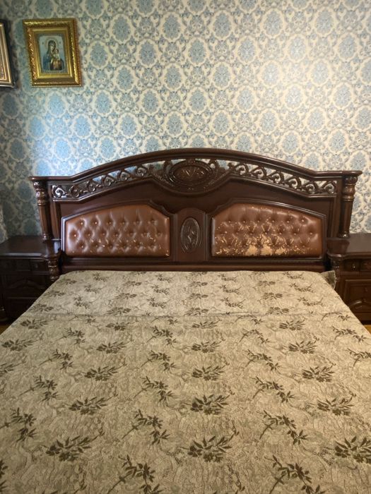 Ліжко з різьбленим узголівʼям