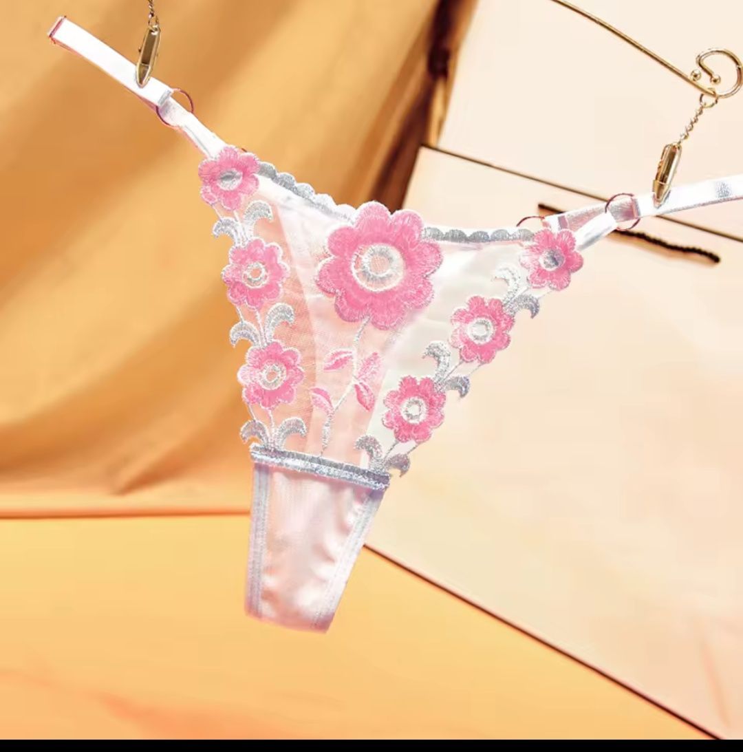 Stringi damskie w kwiaty