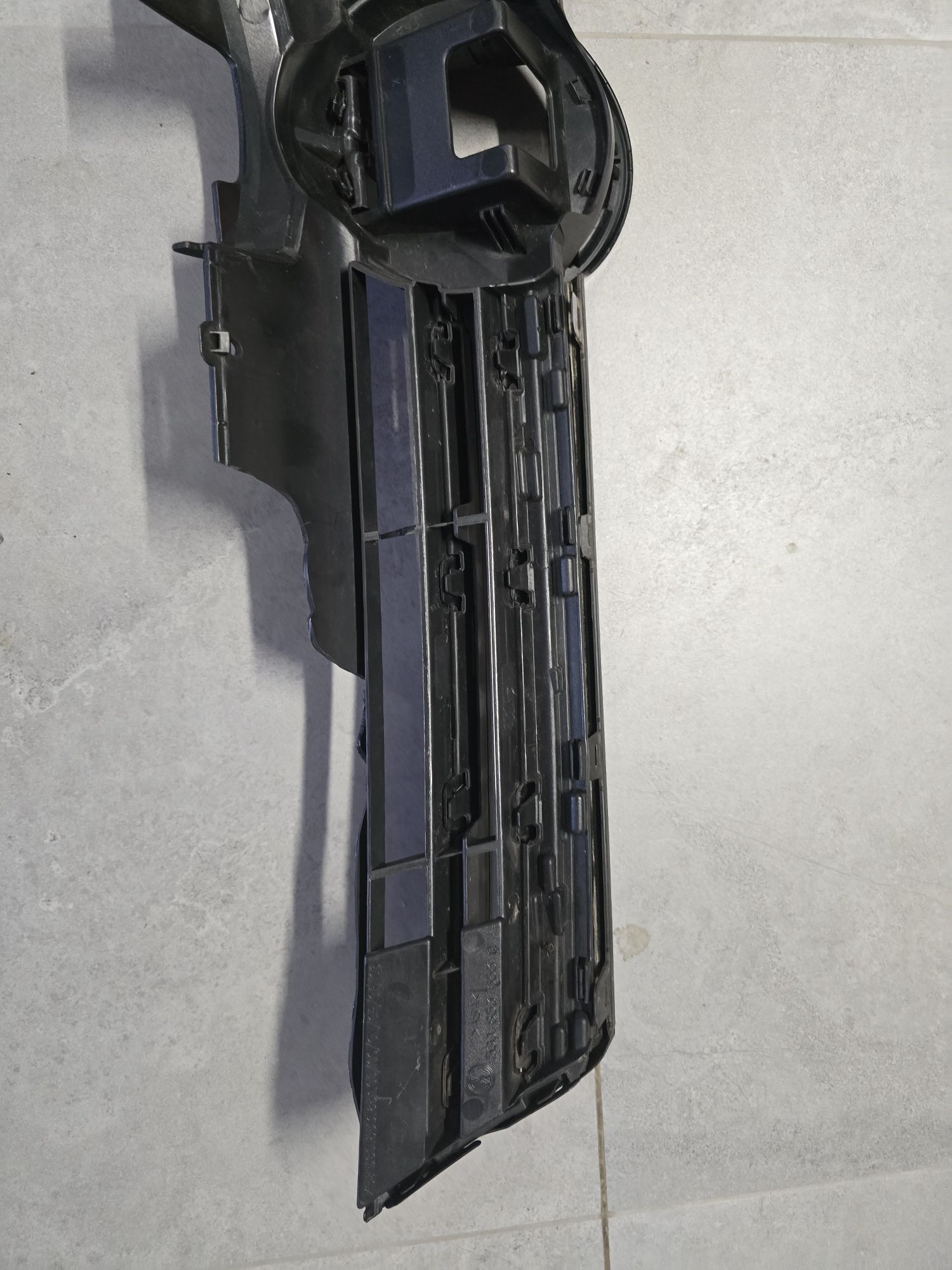 Grill VW 7 lift radar uszkodzony lekko