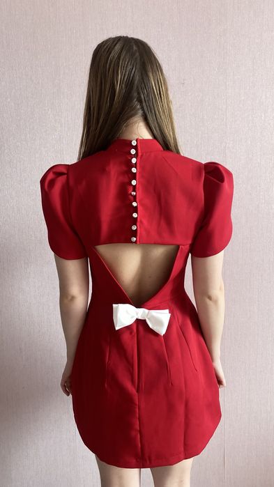 Червона сукня з бантом на спині