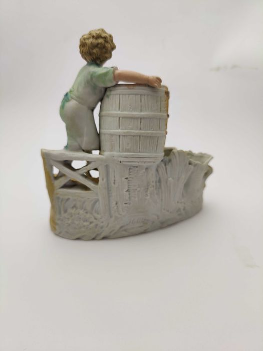 Фарфоровая статуэтка "Мальчик с бочкой". Германия