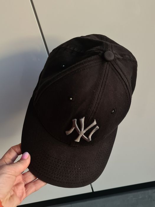 Czarna czapka NY z daszkiem i haftem