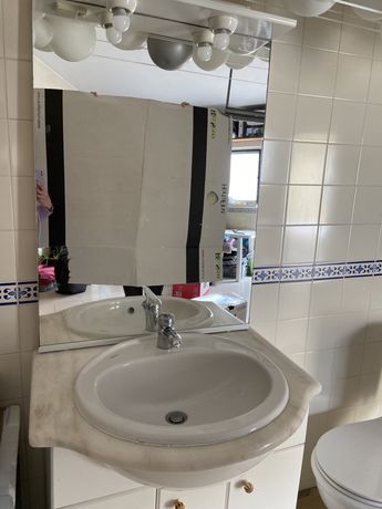 Conjunto espelho, lalarório, torneira e movel para casa de banho
