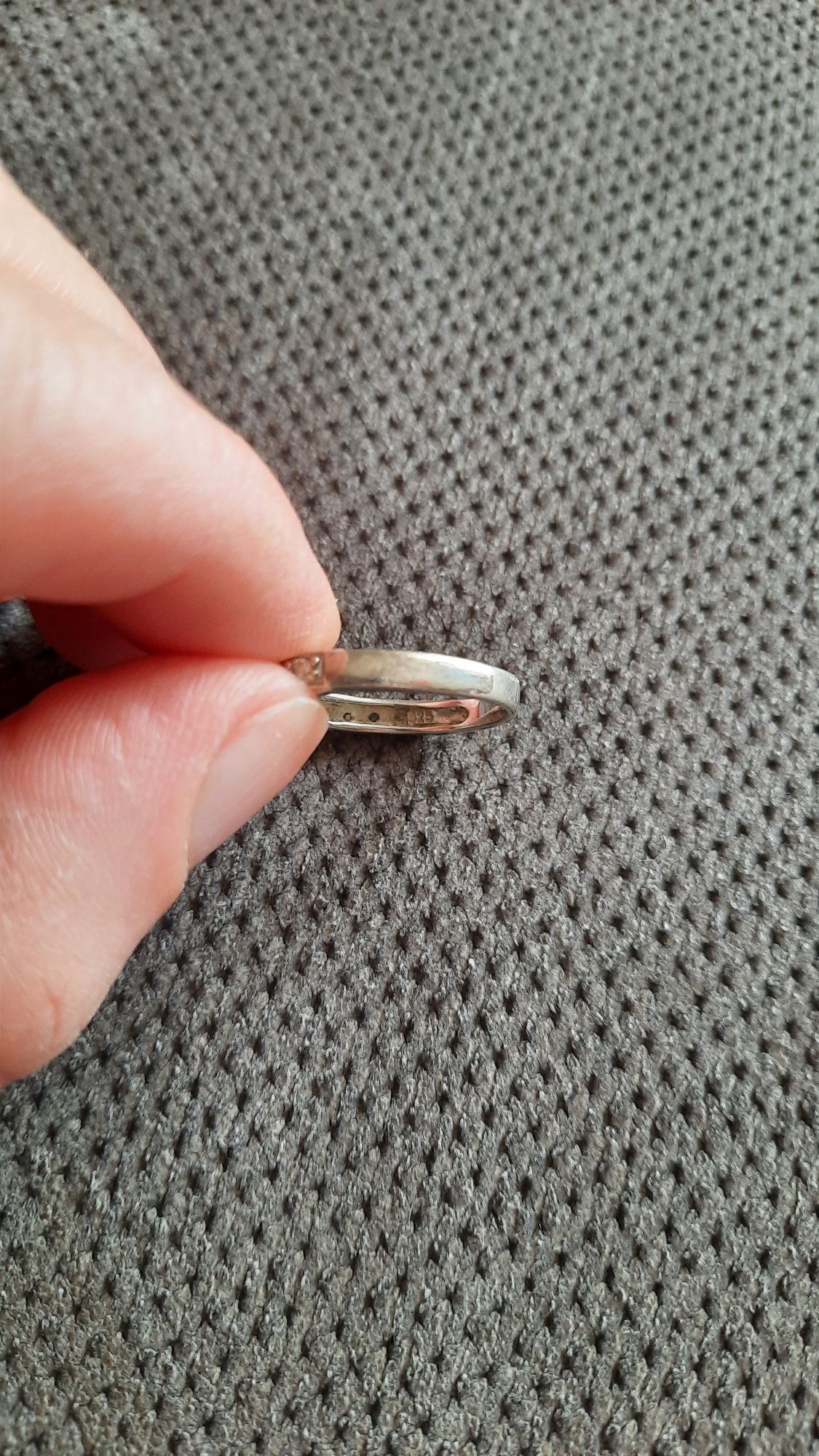 Srebrny pierścionek Apart p. 925 z cyrkoniami i dużym oczkiem