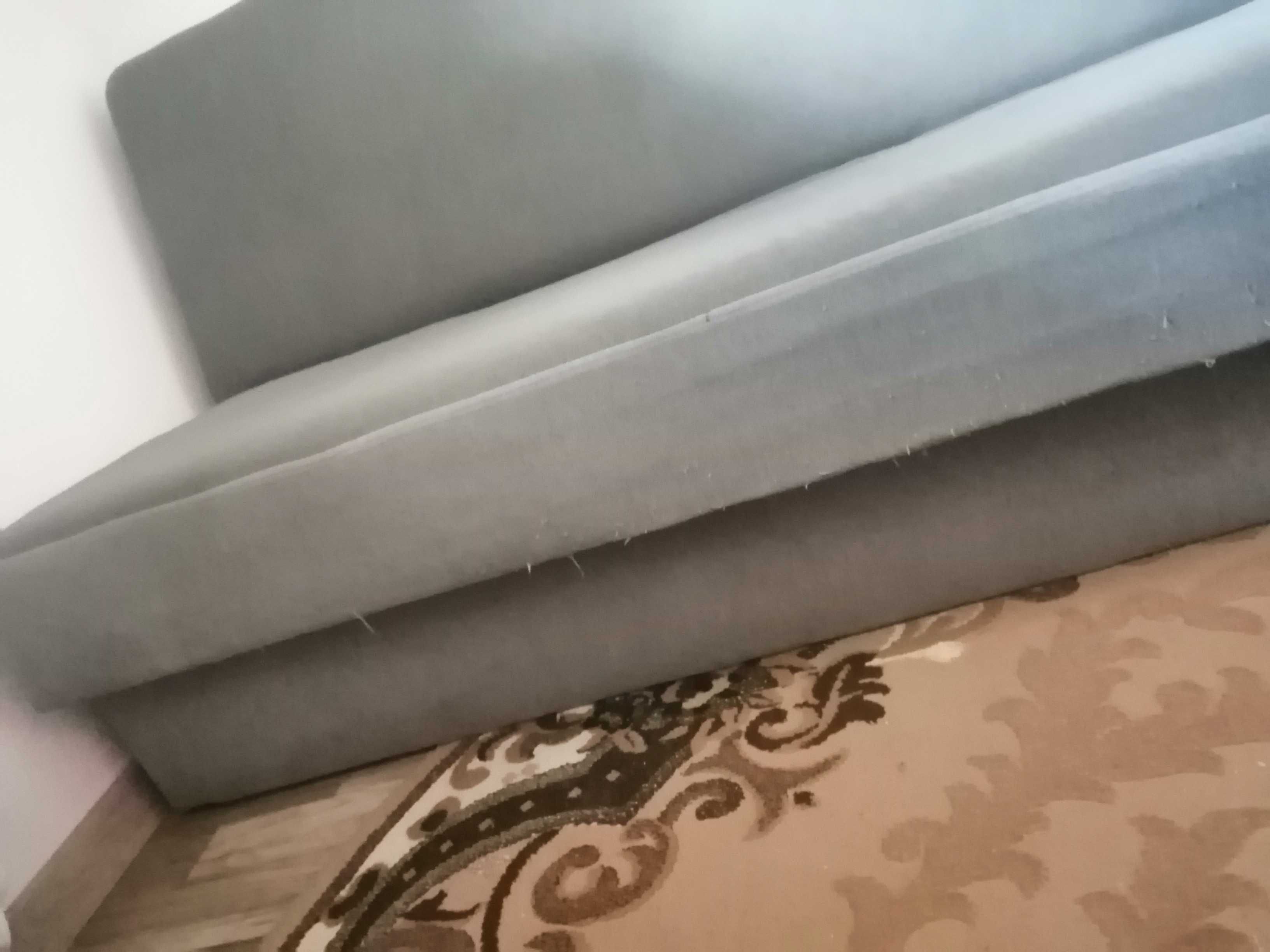 Sofa rozkładana  jest w dobrym stanie